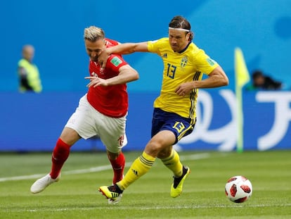 El suizo Josip Drmic disputa el balón con el sueco Gustav Svensson.