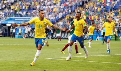 Neymar celebra o gol.