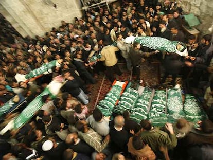 Una multitud lleva los cadáveres de algunos de los palestinos muertos ayer en el ataque israelí.