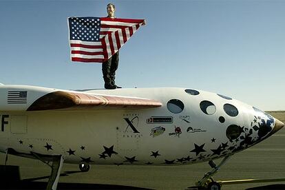 Brian Binnie posa encima de <i>SpaceShipOne</i> tras el segundo vuelo de calificación para el premio X Ansari.