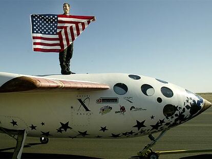 Brian Binnie posa encima de <i>SpaceShipOne</i> tras el segundo vuelo de calificación para el premio X Ansari.