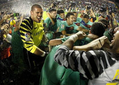 Los jugadores del Barcelona celebran el 11 de mayo de 2011 la consecución matemática del título de Liga en el estadio Ciutat de Valencia, al término del partido de fútbol de contre el Levante que finalizó 1-1.