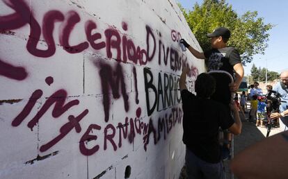 Un grupo de j&oacute;venes crea un grafiti en el Sector 6 de la Ca&ntilde;ada Real, dentro del programa de actividades de su escuela de verano