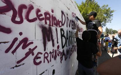 Un grupo de jóvenes crea un grafiti en el Sector 6 de la Cañada Real, dentro del programa de actividades de su escuela de verano