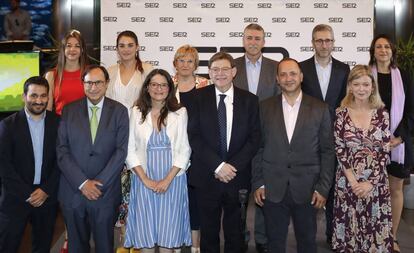 El presidente Ximo Puig, en el centro, rodeado de los 11 consejeros del Gobierno valenciano, que han acudido a los Encuentros SER.