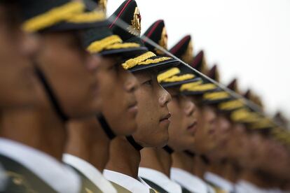 La guardia de honor china utiliza un hilo para alinearse de forma precisa antes de la ceremonia de bienvenida al presidente de la República del Congo, Denis Sassou Nguesso, en Pekín, China.