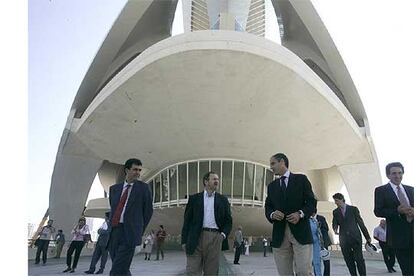 Luis Lobón, Alejandro Font de Mora, Francisco Camps y Santiago Calatrava, ayer, en el exterior del Palau de les Arts.