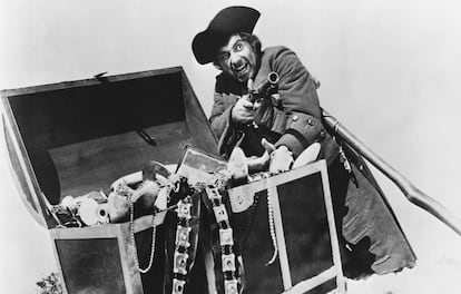 El actor británico Rober Newton, caracterizado de pirata para el filme 'Treasure island' (1950)