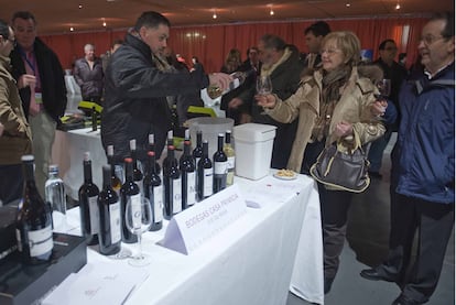 Varios asistentes prueban un blanco de las Bodegas Casa Primicia, ayer en la feria.