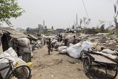 Vista general de un 'slum' a las afueras de Varanasi.
