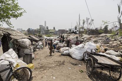 Vista general de un 'slum' a las afueras de Varanasi.