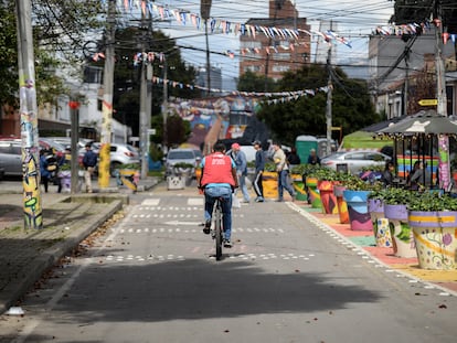Un hombre circula en bicicleta sobre una de las calles del área de San Felipe, uno de los Barrios Vitales de Bogotá, el 24 de noviembre de 2022.