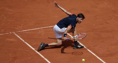 Thiem devuelve la pelota durante el partido contra Cecchinato.