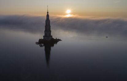 El famoso campanario de Kalyazin, parte del monasterio de San Nicolás, se asoma entre la niebla de la mañana, en la ciudad de Kalyazin al noreste de Moscú (Rusia). Tras la construcción de la presa de Uglich en 1939, las partes antiguas de Kalyazin, incluidas varias estructuras medievales, se sumergieron bajo las aguas del embalse.