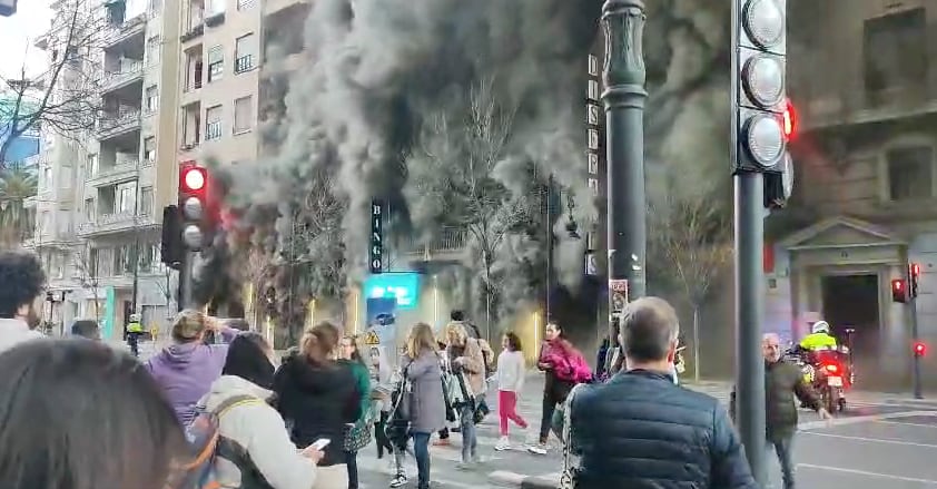 Captura de las imágenes en vídeo del incendio en los bajos de un edificio del centro de Valencia este viernes.