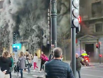 Captura de las imágenes en vídeo del incendio en los bajos de un edificio del centro de Valencia este viernes.