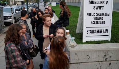 Seguidores de Taylor Swift a la salida de la Corte federal en Denver.