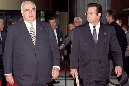 Kinel (a la derecha), junto a Kohl en una cumbre de la UE sobre empleo en Luxemburgo en 1997.
