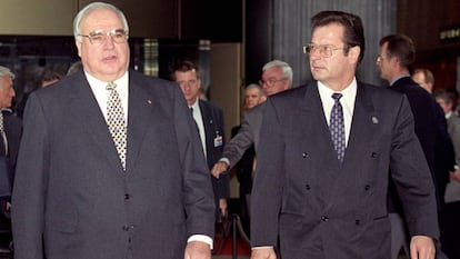 Kinel (a la derecha), junto a Kohl en una cumbre de la UE sobre empleo en Luxemburgo en 1997.