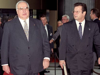 Kinel (a la derecha), junto a Kohl en una cumbre de la UE sobre empleo en Luxemburgo en 1997.