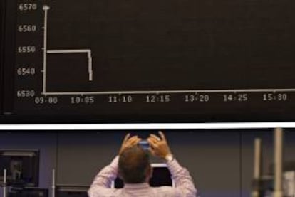 Una pantala muestra un gráfico con la caída sufrida por el índice DAX 30 en el edificio de la bolsa de Fráncfort (Alemania). EFE/Archivo