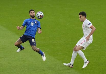 Lorenzo Insigne intenta controlar el balón con el pecho.