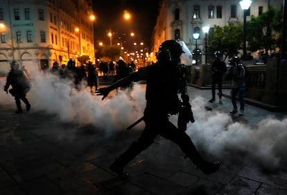 Agentes de policía intentan dispersar a los partidarios del derrocado presidente Pedro Castillo en la plaza San Martín de Lima, Perú, el domingo.