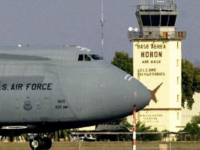 Avión C-5 Galaxy de la Fuerza Aérea de Estados Unidos, en la base aérea de Morón de la Frontera, en Sevilla.