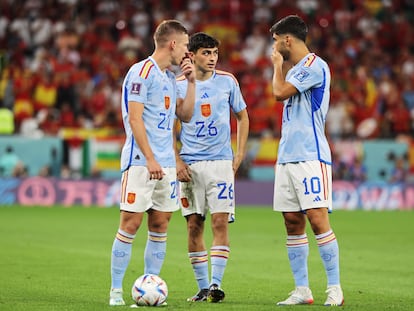 Dani Olmo, Pedri, y Marco Asensio hablan durante el partido de España contra Marruecos.