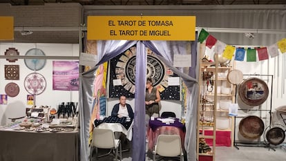 Puestos de tarotistas en la Feria Esotérica de Madrid.