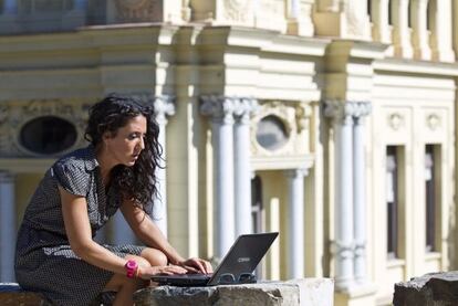 Una vecina de Málaga aprovecha una red wifi municipal.