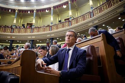 El presidente del PP, Alberto Núñez Feijóo, en su escaño del Congreso de los Diputados, durante el debate de investidura.