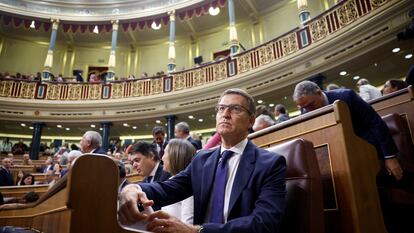 El presidente del PP, Alberto Núñez Feijóo, en su escaño del Congreso de los Diputados, durante el debate de investidura.