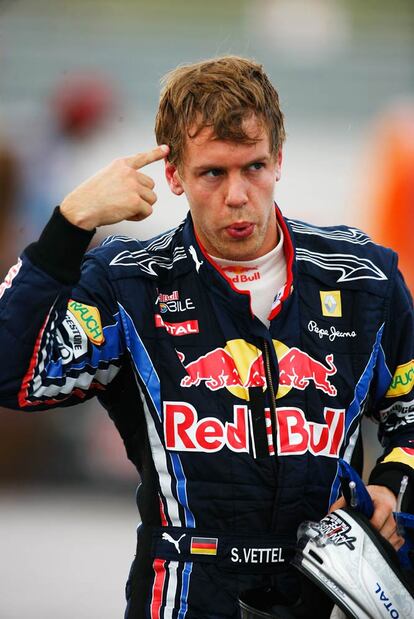 Vettel hace un signo de locura dirigido a Webber.