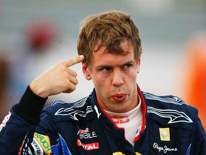 Vettel hace un signo de locura dirigido a Webber.