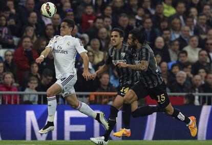 Chicharito se escapa de Recio y Angeleri.