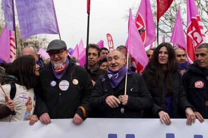 El secretario general de UGT, Pepe Álvarez (c), durante la gran manifestación en Madrid como colofón a una jornada reivindicativa coincidiendo con el Día Internacional de la Mujer y bajo lemas como "Paramos para cambiarlo todo" o "Si nosotras paramos, se para el mundo".