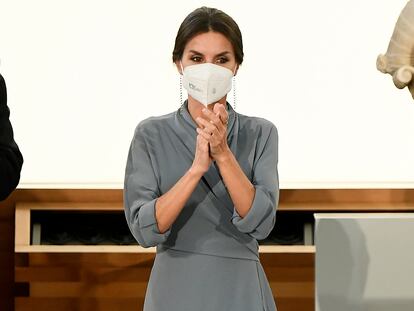 La reina Letizia eligió un diseño de Adolfo Domínguez para entregarle el Premio Nacional de Moda 2019.