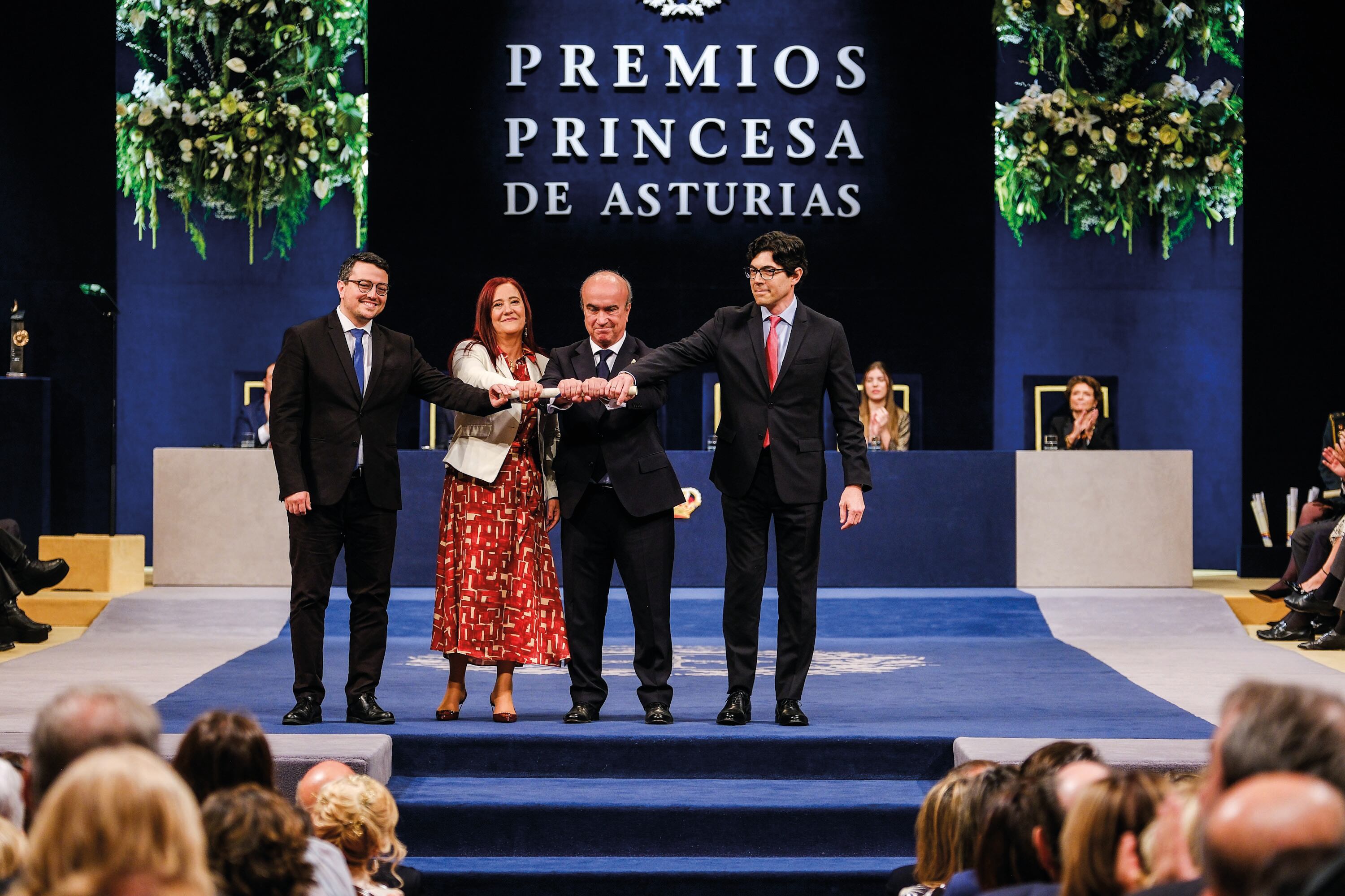 En 2024, la OEI fue reconocida con el Premio Princesa de Asturias a la Cooperación Internacional. En el centro de la imagen, su secretario general Mariano Jabonero.