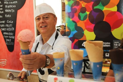 Odón Elorza se prestó a promocionar los helados, tradicionales en las noches de los fuegos artificiales de Donostia.