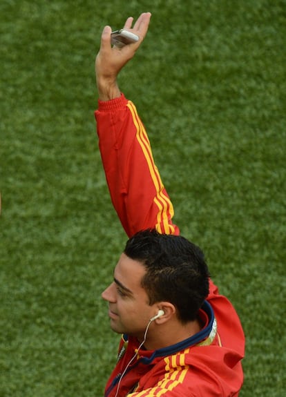 Xavi Hernández calienta con cascos en el césped del estadio Arena Gdansk