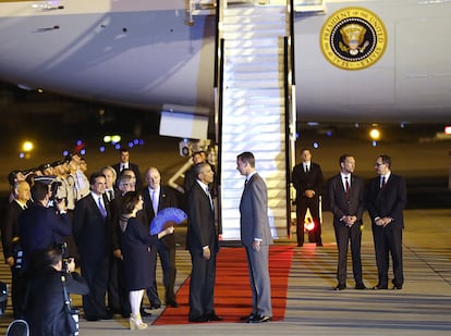 El Rey Felipe VI recibe a Barack Obama en la basa aérea de Torrejón de Ardoz (Madrid).