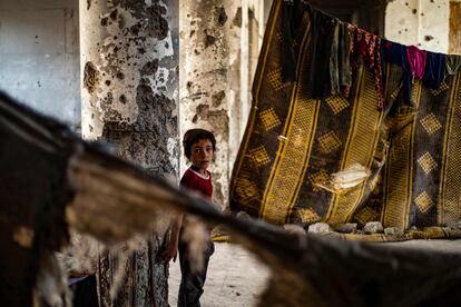 Un niño sirio, desplazado con su familia de Deir Ezzor, miraba el sábado a la cámara desde el edificio dañado donde vive en la ciudad de Raqa, en el norte de Siria.