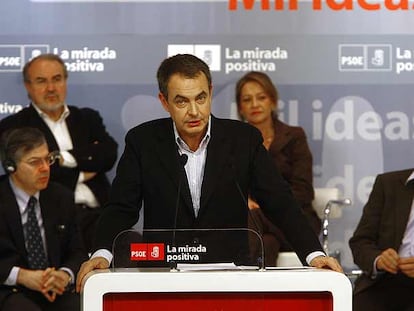 Rodríguez Zapatero se dirige al auditorio. Detrás, Pedro Solbes, los economistas Emilio Ontiveros y André Sapir, y la responsable de Economía del PSOE, Inmaculada Rodríguez-Piñero.