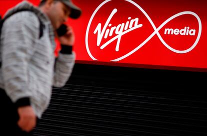 Un transeúnte pasea frente a una tienda de Virgin Media cerrada por la covid-19 en Londres.