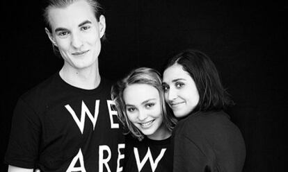 Lily-Rose Depp entre otros dos activistas de la campaña #SelfEvidentProject.