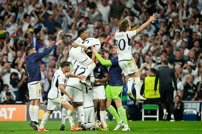 Os jogadores do Real Madrid comemoram a classificação à final da Liga dos Campeões, após derrotar o Bayern de Munique.