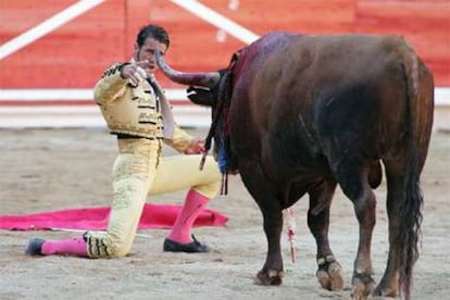 Juan José Padilla, en su primer toro, al que cortó una oreja.