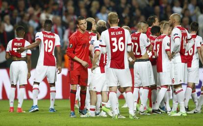 Los jugadores del Ajax se lamentan tras perder la final de la Europa League ante el Manchester United.