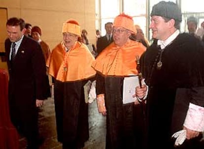 De izquierda a derecha, Ibarretxe, Juan José Linz (investido doctor <i>honoris causa),</i> Llera y Montero.